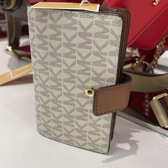 MICHAEL KORS
Medium Signature Logo Wallet
Vanilla
NWT - Picture 7 of 16